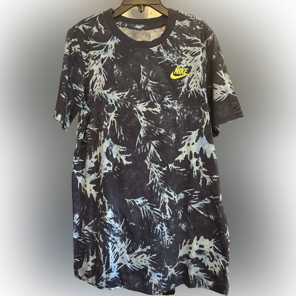 Nike Tee-Navy Blue Design, Boys Size Medium